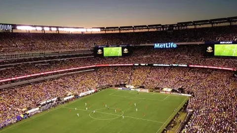 2025年度中国足球巨星争霸战：张玉宁、蒋光太、韦世豪等五将闪耀金球奖角逐！